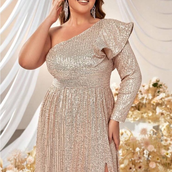 Elegant gold sequined formal. Never worn and with tags. - Picture 5 of 5